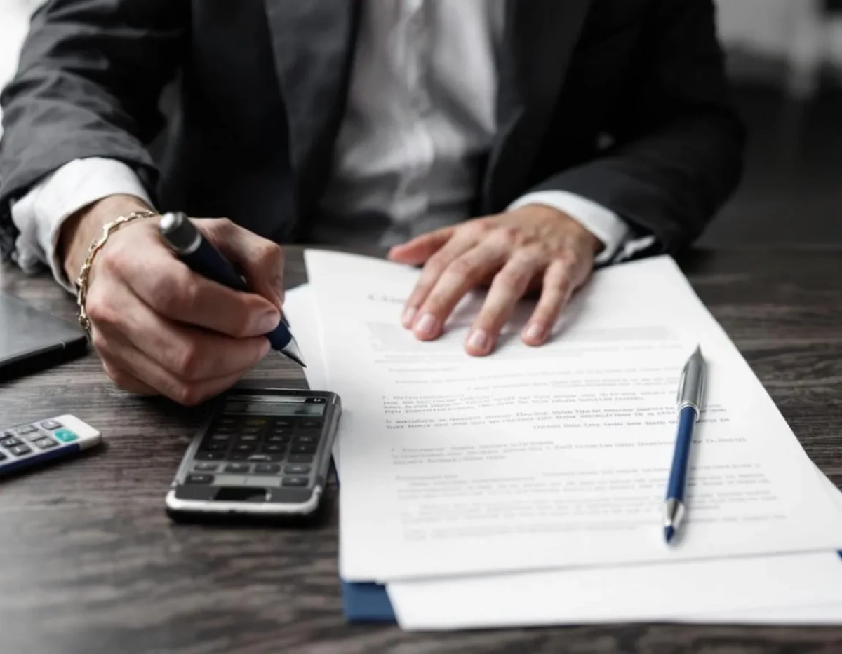 Les 5 clauses essentielles à inclure dans un bail commercial en 2025